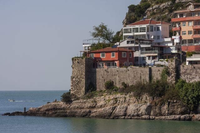 Amasra kalesi, koylar ve liman